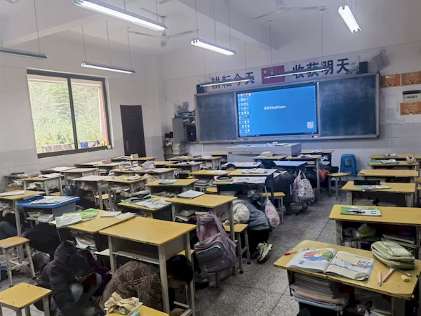 学生就地避险