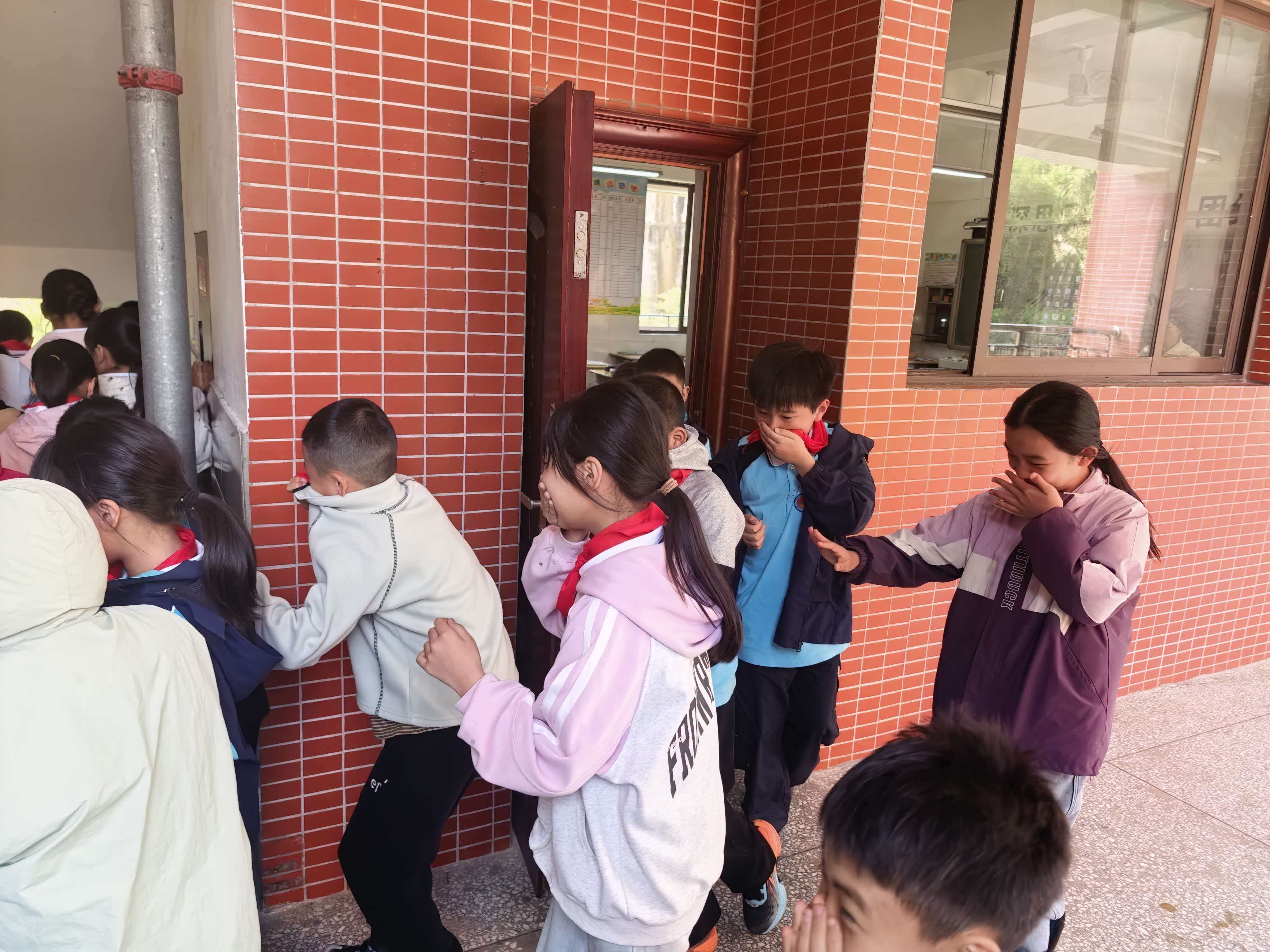 学生有序撤离