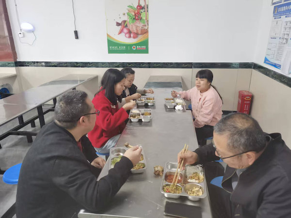 参观食堂并试餐