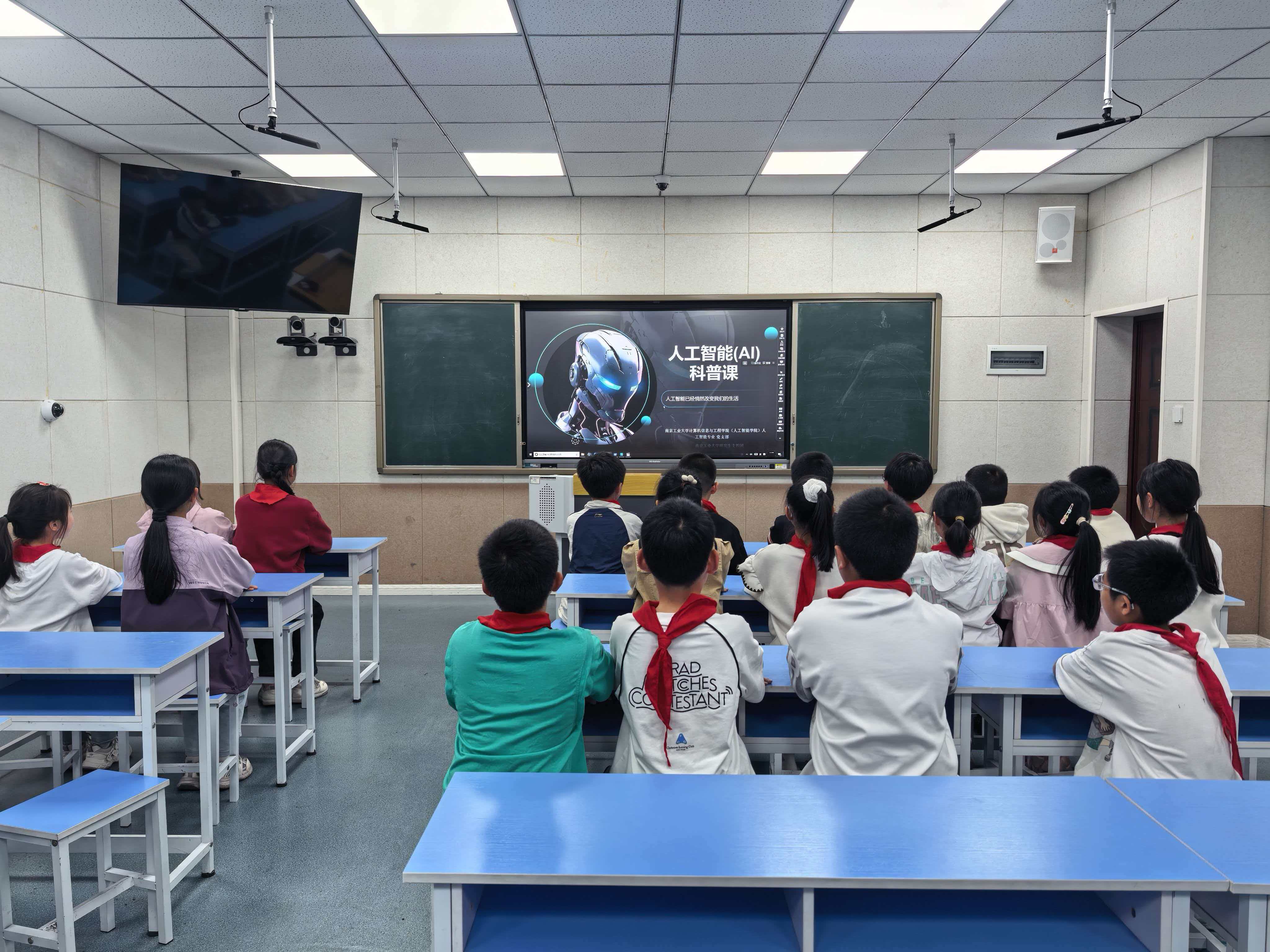 学生听知识科普课堂