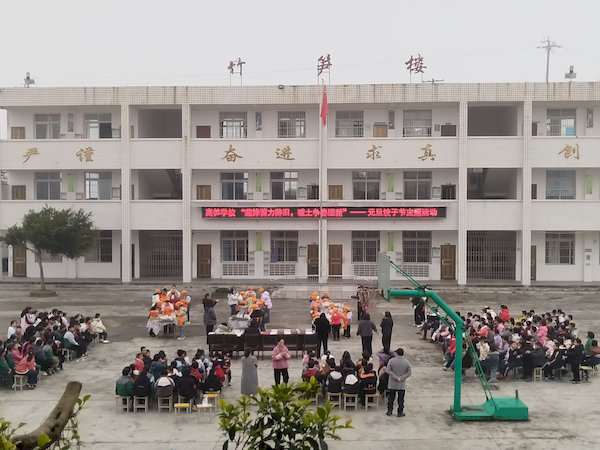 操场包饺子比赛