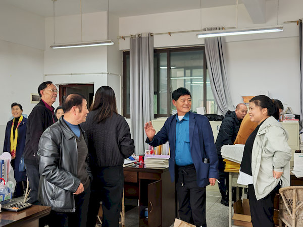 退休教师走进办公室
