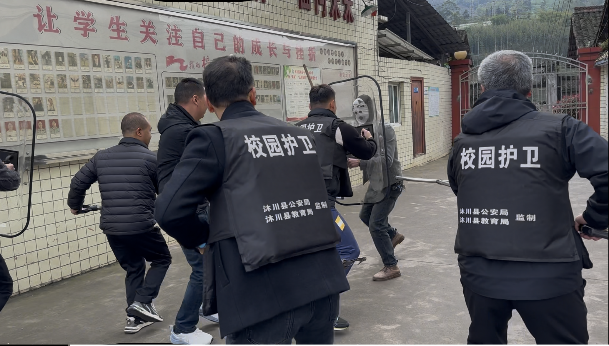 校园护卫队驱赶歹徒