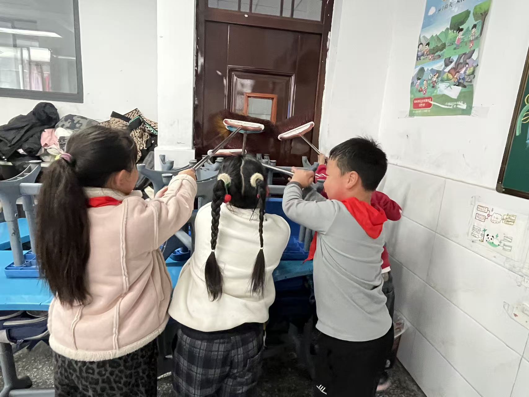 教室里学生堵住门窗防歹徒入侵